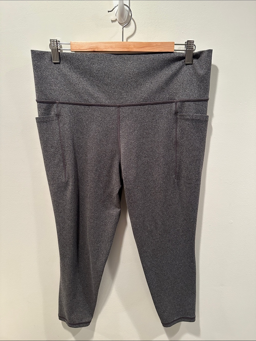Athleta Salutation Stash Pocket 7/8 Leggings